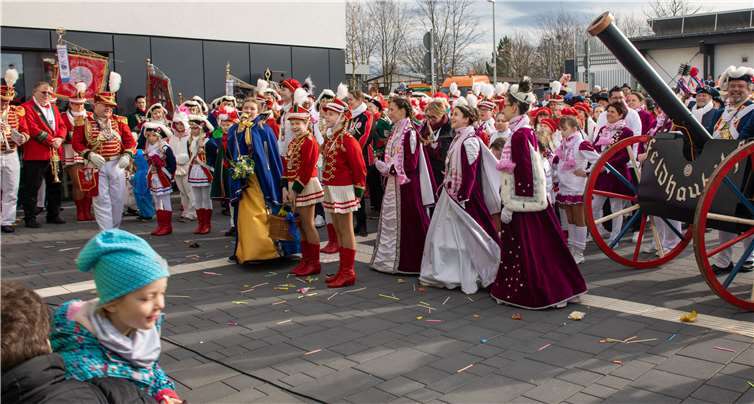 Mit den Meckenheimer Karnevalisten im Rücken kündigen die Kindertollitäten ihren Amtszeit an.Fotos: CEW