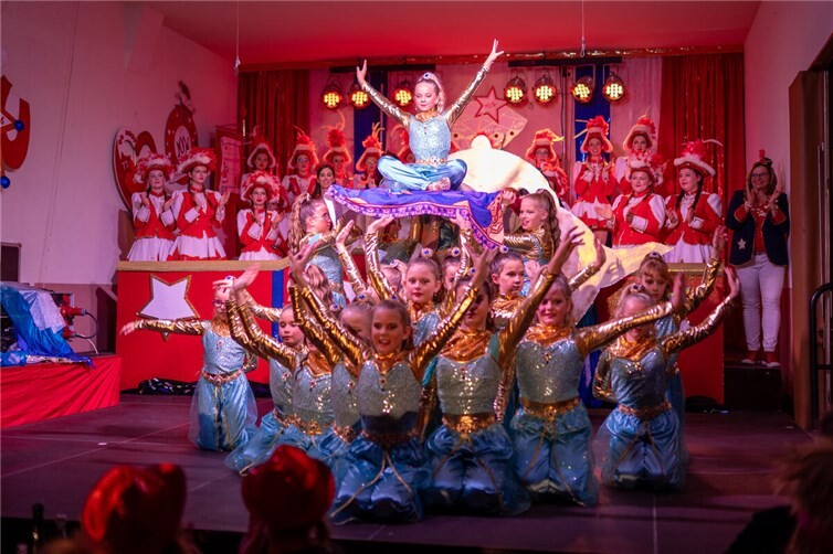 Mit den Möhnensitzungen am 8. und 15. November starteten die „Lustigen Weiber“ fulminant in die Session 2025/2026.