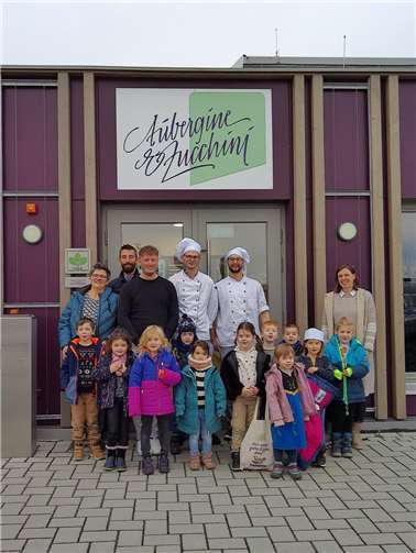 Mit den Projektleitern und den Köchen vor dem Haupteingang.  Fotos: privat