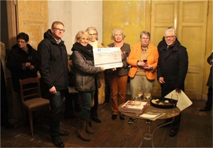 Mit den Rotary-Mitgliedern Katrin Krumholz und Marie-Luise Kersten überreichte der frühere Präsident des Clubs Remagen-Sinzig einen Scheck über 2.500 Euro an den Vorstand des Freundeskreises Sayner Hütte e.V. (v. l.): Hans Voigt, Katrin Krumholz, Marie-Luise Kersten, Fürstin zu Sayn-Wittgenstein-Sayn, Rehlinde Glöckner, Werner Prümm. privat