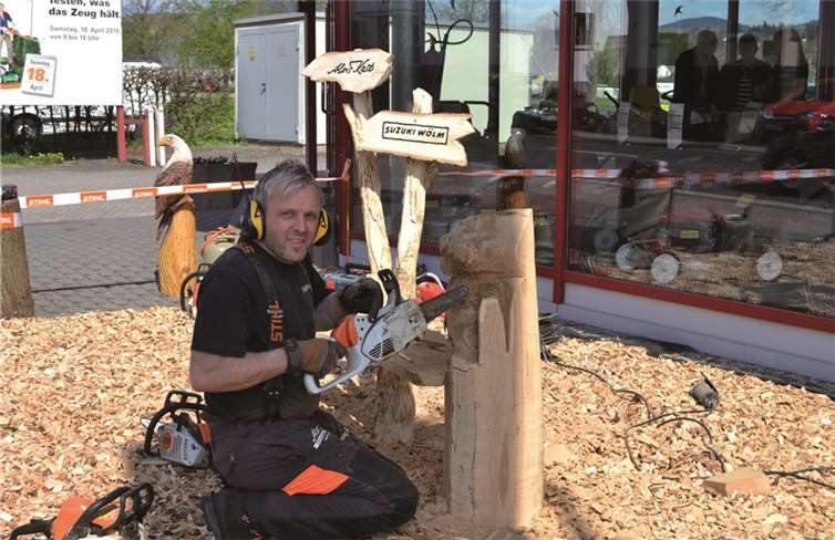 Mit den STIHL-Motorsägen war das Schnitzen für den Profi eine handliche Angelegenheit.
