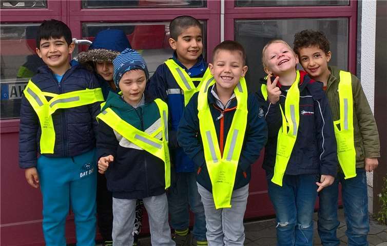 Mit den Schutzwesten fühlten sich die Kids wie echte Feuerwehrmänner. Foto: Caritas