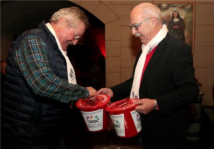 Mit den Spendeneimern unterwegs.