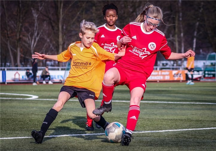 Mit den Spielerinnen des SC 13 trafen die Remagener auf alte Bekannte. Foto: JSG Remagen