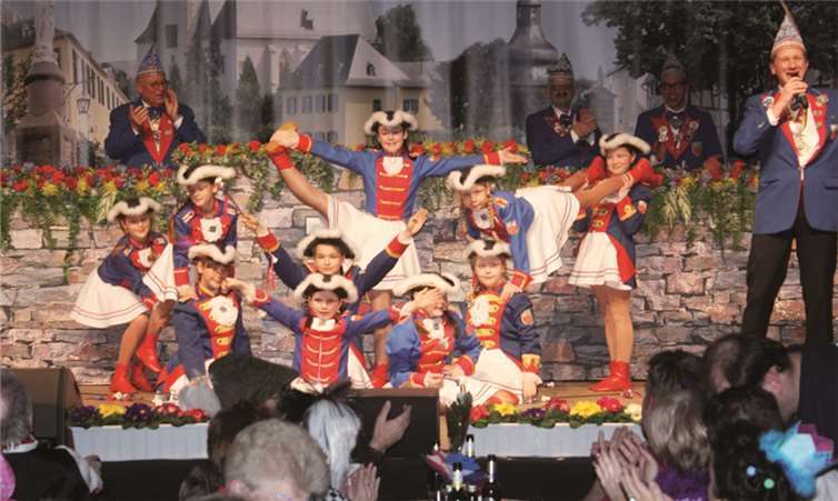 Mit den Tänzen der Majoretten und Sternchen eröffneten die KG um Präsident Markus Winkelbach das närrische Programm. DL