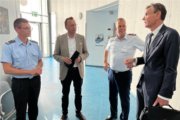 Mit den Verantwortlichen des Medizincampus - dem Ärztlichen Direktor des Bundeswehrzentralkrankenhauses Koblenz, Generalarzt Professor Dr. Robert Schwab (2. Von rechts), dem Wissenschaftlichen Vorstand der Universitätsmedizin Mainz, Professor Dr. Philip Drees (rechts), sowie Oberfeldarzt Dr. Alexander Höcker vom Klinikmanagement (links) - tauschte sich der Bundestagsabgeordnete über den aktuellen Stand und die weitere Entwicklung des Projekts aus.