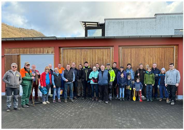 Mit den Vorsitzenden Werner Böhm und Peter Wiedemann sowie Bürgermeister Martin Lerbs an der Spitze schwärmten rund 35 Dorfbewohner vom Bauhof in der Ortsmitte in alle Himmelsrichtungen aus, um das Wiedufer, den Kinderspielplatz, das Fratze Hölzje, das Tretbecken sowie die Ölmühle zu säubern. Foto: privat