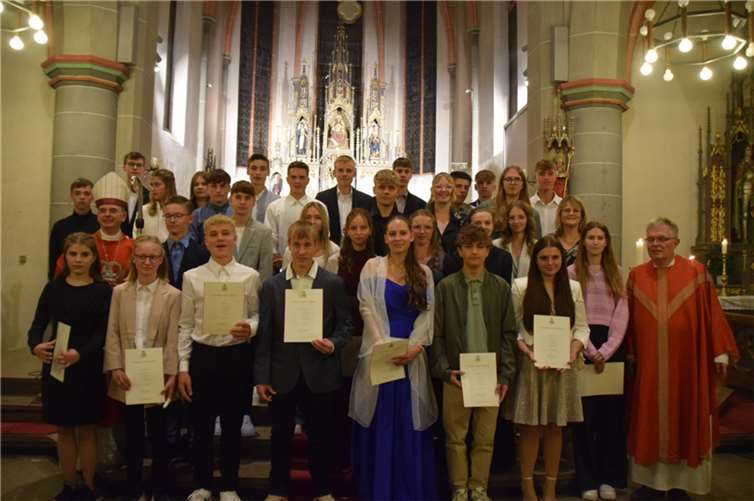 Mit den Worten „Sei besiegelt durch die Gabe Gottes, den Heiligen Geist!“ salbte Weihbischof Robert Brahm 30 Jugendlichen die Stirn und spendete ihnen das Sakrament der Firmung. Foto: privat