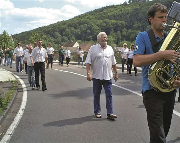 Mit den befreundeten Gastvereinen zog die Dorfgemeinschaft in einem Festzug durch den Ort.