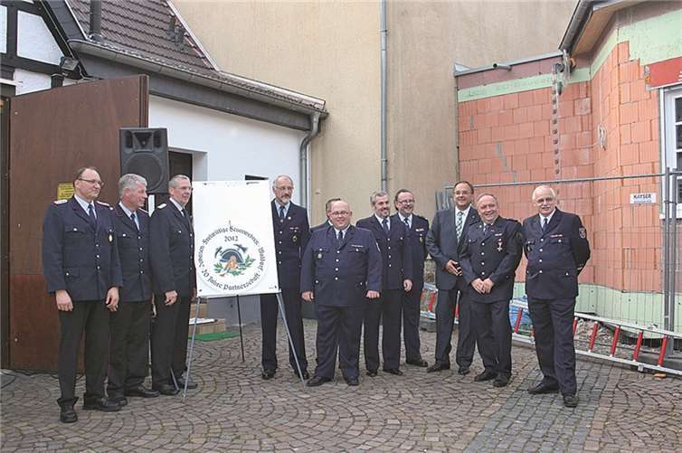 Mit den beiden Mitbegründern der Partnerschaft, Karl Wrogemann und Werner Krupp (Dritter und Vierter von links), freuten sich über die Auszeichnung (von links): Heinrich Evers und Ortsbrandmeister Hinrich Otte (Feuerwehr Dohnsen), Wehrführer Sascha Cremer und seine beiden Stellvertreter Werner Stenz (verdeckt) und Sascha Nachtsheim, Gregor Hoffmann (KFV Ahrweiler), Bürgermeister Bernd Weidenbach, Rolf Genn (stellvertretender Vorsitzender KFV Ahrweiler) und Wehrleiter Hans-Dieter Baunach (VG Bad Breisig).WER