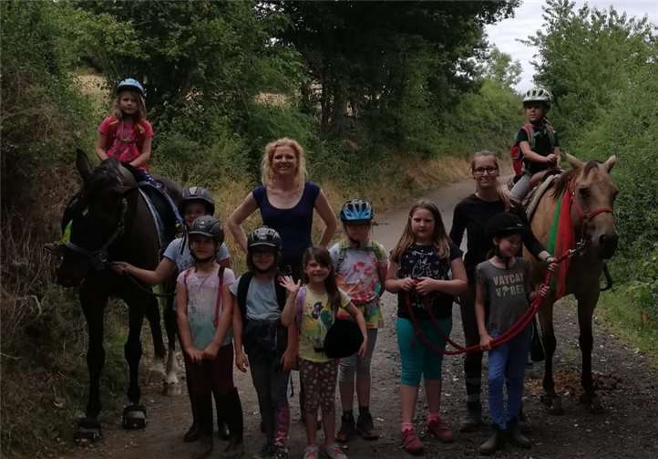 Mit den beiden Pferden Laurina und Cheyenne konnten die teilnehmenden Mädchen wieder drei spannende Tage rund um das Thema Pferd erleben.