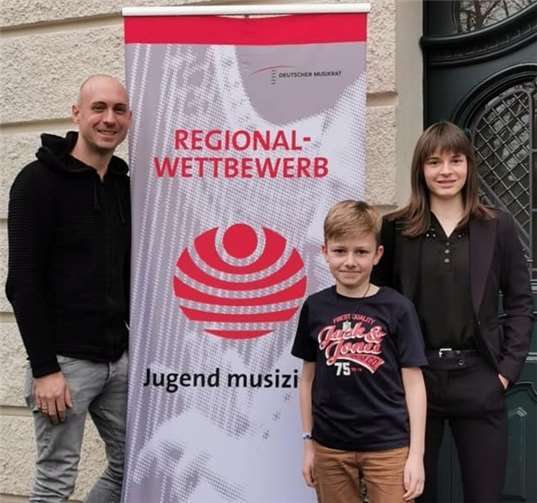 Mit den beiden Preisträgern freute sich Timo Ickenroth (l.), Instrumentallehrer in der Tonfabrik. Fotos: Heike Zimmert