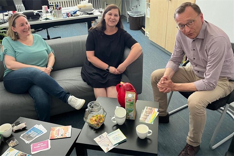 Mit den beiden Sozialarbeiterinnen Danijela Topić und Simone Lorenz tauschte sich der Abgeordnete ebenso aus wie mit Lehrern und Schülerinnen und Schülern.