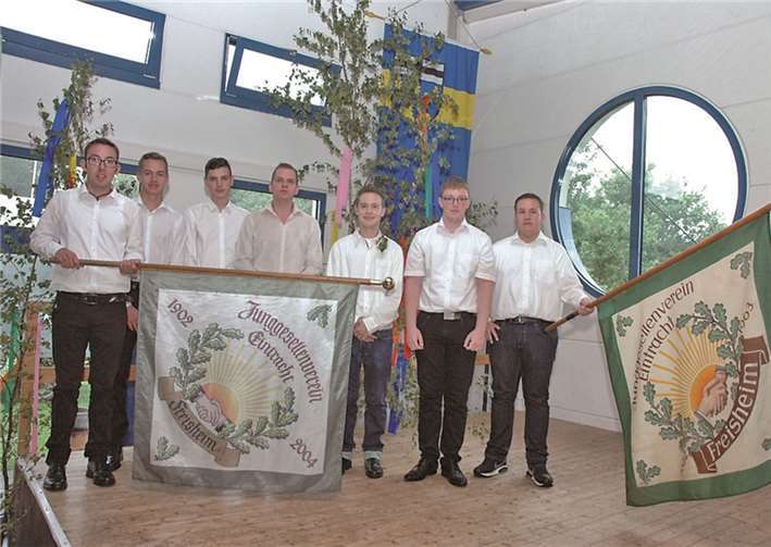 Mit den beiden Vereinsfahnen zogen die Junggesellen in die Vischeltalhalle ein. UM