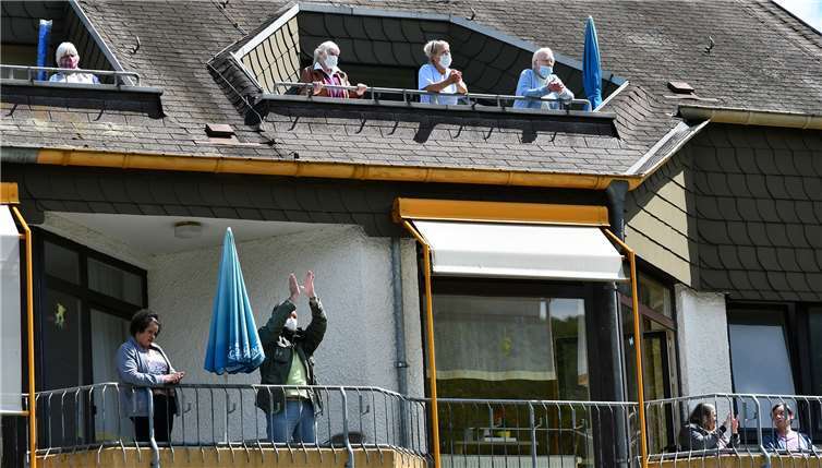 Mit den besten Blick auf das Gartenkonzert gab es von den Balkonen. Fotos: RASCH