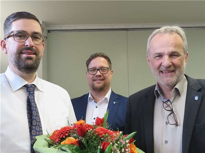 Mit den besten Wünschen für dessen beruflichen Weg verabschieden sich Bürgermeister Jörg Schmidt (re.) und der Beigeordnete Swen Christian (hinten) von Fachbereichsleiter Christian Pohl.  Foto: Gemeinde Wachtberg