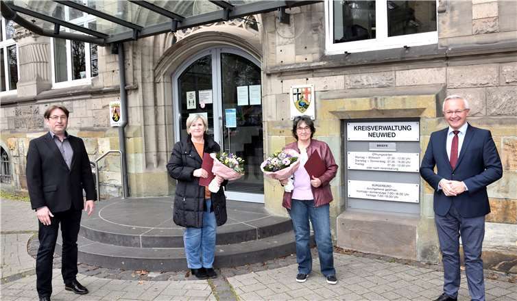 Mit den besten Wünschen für die Zukunft verabschiedete Landrat Achim Hallerbach (rechts) gemeinsam mit dem Vorstand der Abfallwirtschaft Landkreis Neuwied AöR, Jörg Schwarz (links), zwei langjährige und erfahrene Mitarbeiterinnen des Abfallwirtschaftsbetriebs in den Ruhestand: Silvia Preußiger (2.v.l.) und Birgit Mohr.