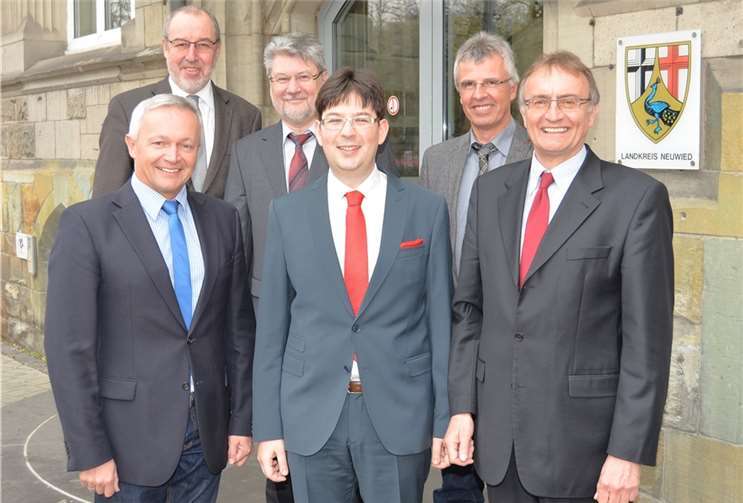 Mit den besten Wünschen für seine künftige Tätigkeit verabschiedeten Landrat Rainer Kaul (v.r.) und der 1. Kreisbeigeordnete Achim Hallerbach (v.l.) den langjährigen Mitarbeiter der Kreisverwaltung Neuwied, Michael Mang (Mitte). Mit auf dem Foto in der zweiten Reihe (v.l.n.r.): Büroleiter Manfred Thran, Personalratsvorsitzender Christoph Becker, Manfred Rasbach (Zentralabteilung).Kreisverwaltung Neuwied