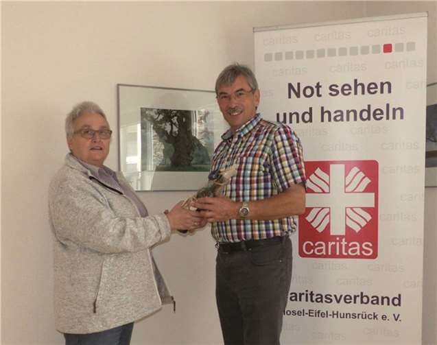 Mit den besten Wünschen von Katy Schug und den Mitarbeitern des Caritasverbandes in den wohlverdienten Ruhestand verabschiedet: Diplom-Sozialarbeiter Werner Erdel.privat