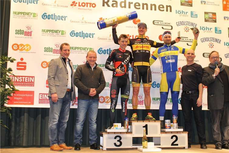 Mit den drei Bestplatzierten des Hauptrennens, Dario Rapps (Kuota-Lotto Team), Dominik Ivo (RV Blitz Spich) und Christopher Heider (RSC Coup Cycle Göppingen) freuten sich: Maximilian Mumm, Gerd Klasen, Jürgen Schütt sowie Frank Balschuweit.LP