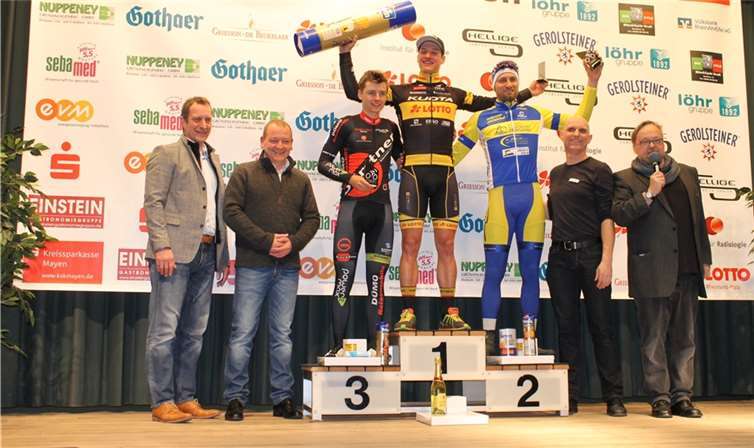 Mit den drei Bestplatzierten des Hauptrennens, Dario Rapps (Kuota-Lotto Team), Dominik Ivo (RV Blitz Spich) und Christopher Heider (RSC Coup Cycle Göppingen) freuten sich: Maximilian Mumm, Gerd Klasen, Jürgen Schütt sowie Frank Balschuweit. Fotos: LP