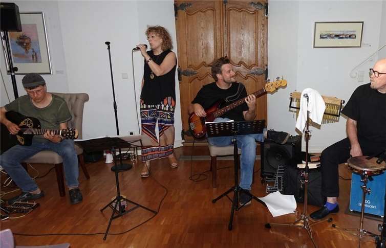 Mit den drei wunderbaren Instrumentalisten an der Seite von Gudrun Dellinger ist das Konzert zu einem großem Erfolg geworden.Foto: Jürgen Grab