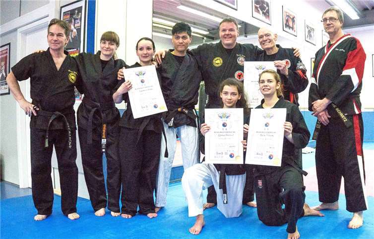 Mit den erfolgreichen Gürtel-Prüflingen freute sich das Team der WKA. Foto: privat