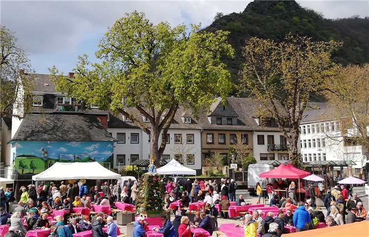Mit den ersten wärmenden Sonnenstrahlen fanden sich dann auch zahlreiche Besucher auf dem Blütenmarkt ein.