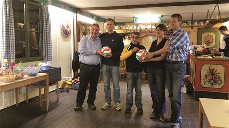 Mit den gespendeten Bällen sollen die Burgbrohler ihre Spiele gewinnen ...privat