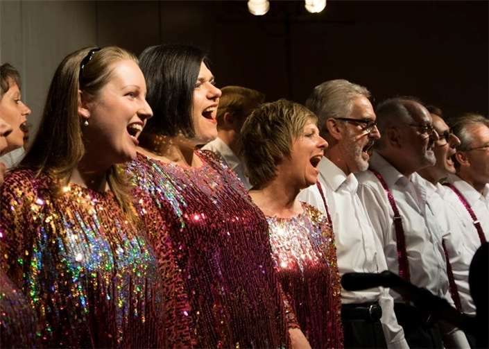 Mit den großen Hits der schwedischen Band ABBA begeistert der Gesangverein Cäcilia im Himmeroder Hof. privat