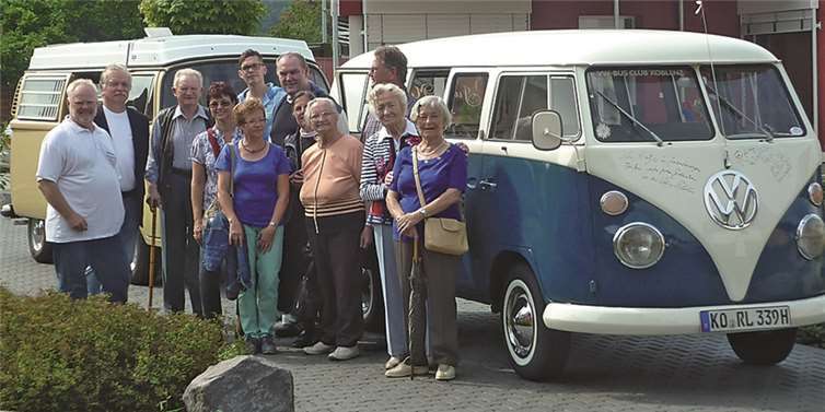 Mit den liebevoll restaurierten Bullis unternahmen einige Bewohner des Seniorenzentrums St. Josef einen schönen Ausflug.  privat