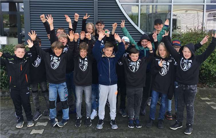 Mit den neuen Hoodies machte die E-Jugend auch beim Bowling eine gute Figur. Foto: privat