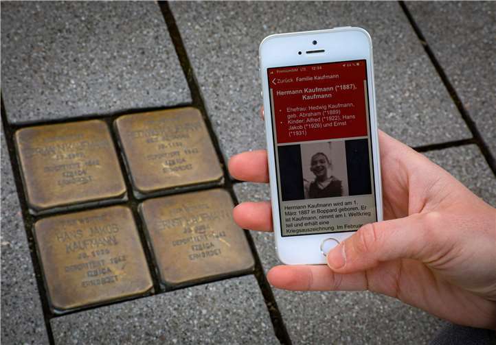 Mit den neuen Inhalten in der Koblenz App lässt sich an den Stolperstein-Standorten das Schicksal von Familien und einzelnen Personen während des Nationalsozialismus in der Rhein-Mosel-Stadt achvollziehen.Foto: Stadt Koblenz/Egenolf