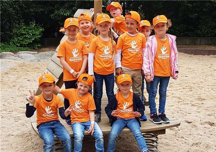 Mit den neuen Kappen haben die Erzieherinnen die Kinder immer im Blick. Privat