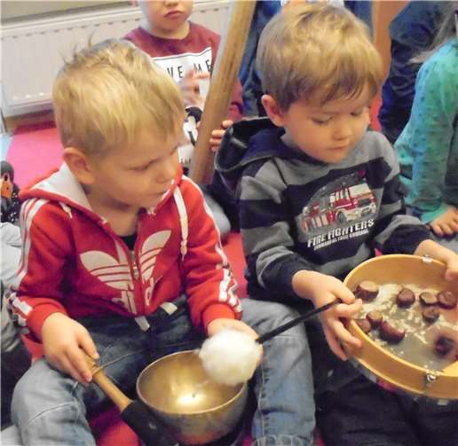 Mit den neuen Klangschalen können die Kinder kreativ spielen.privat