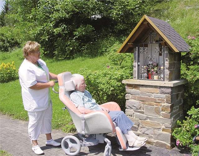 Mit den neuen Pflegerollstühlen können ganz bequem Spazierfahrten im Park der Villa Romantica unternommen werden oder an den Angeboten zur Tagesgestaltung teilgenommen werden. Privat