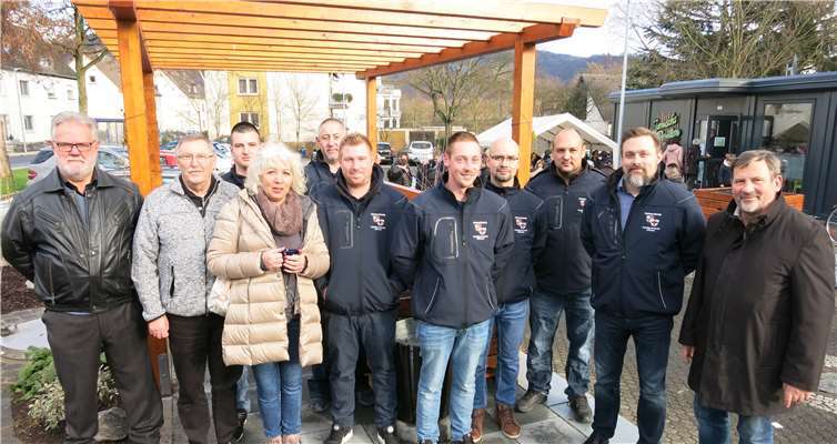 Mit den neuen Softshelljacken kann sich der Löschzug Namedy überall sehen lassen.Christian Greiner