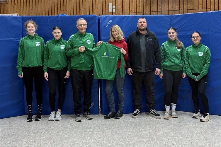 Mit den neuen Trainingsanzügen ist der TuS Roland Brey bestens für die kommenden sportlichen Herausforderungen gerüstet. Foto: TuS Roland Brey e.V.