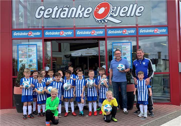 Mit den neuen Trainingsbällen von der Getränke Quelle Weißenthurm macht das Kicken gleich viel mehr Spaß. Foto: privat
