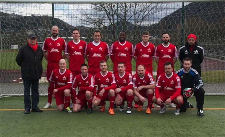 Mit den neuen Trikots kann die zweite Mannschaft des VfL Bad Ems durchstarten. Privat