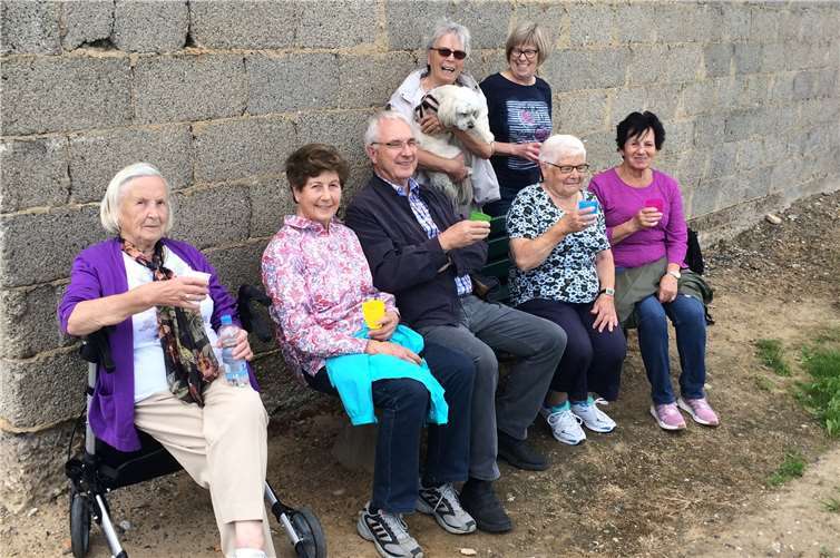 Mit den neuen, bunten Mehrwegbechern wurde das erfrischende Wasser an der Ruhebank genossen. Foto: privat