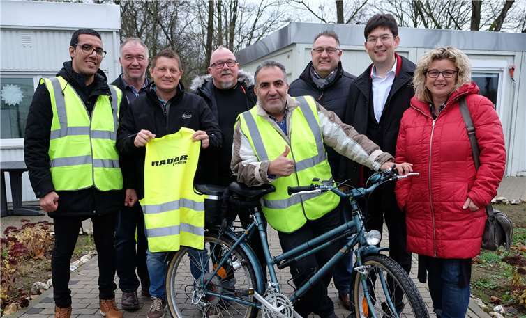 Mit den nun gespendeten Warnwesten sind Radfahrer aus dem Flüchtlingscamp Block jetzt sicherer auf den Straßen unterwegs. Im Bild (v.li.) Campbewohner Said Omid Baqiri, Christoph Hesse, Oliver Johann, Klaus Johann, Campbewohner Abdulhanan Mannan, Campleiter Frank Freymann, Sozialdezernent Michael Mang und Sandra Thannhäuser von der Stadtverwaltung.Stadtverwaltung Neuwied
