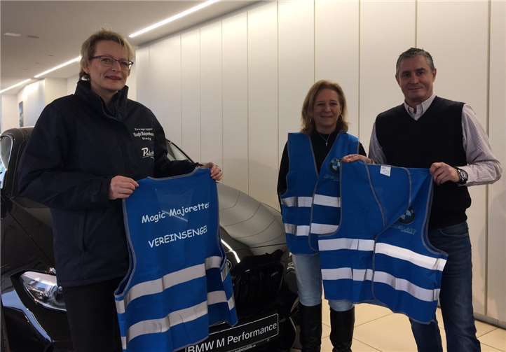 Mit den reflektierenden Westen, die Michael Baum spendete, sind die Betreuer der Magic Majorettes künftig sicherer im närrischen Treiben unterwegs. Foto: privat