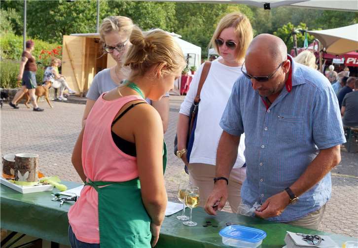 Mit den schwarzen Plastik-Jetons konnteman problemlos an allen Ständen bezahlen.