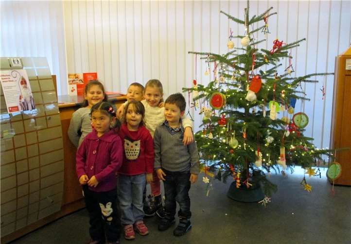 Mit den selbst gebastelten Baumanhängern gestalteten die Kinder der Kindertagesstätte „Rommersdorf“ den Baum in der Sparkassenfiliale Heimbach-Weiss.privat