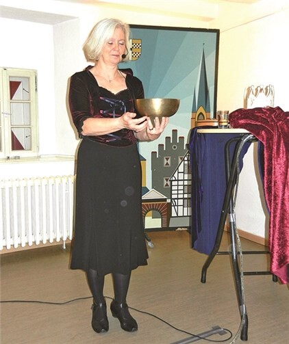 Mit den sphärischen Klängen eines Gongs leitete Karin Weiss den Literaturabend ein.privat