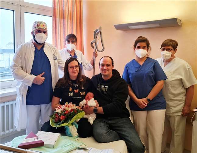 Mit den stolzen Eltern freuen sich v.l.n.r Oberarzt Ahmad Alnazzal, Sektionsleiterin Gabriele Saniewski, Hebamme Eva-Maria Giebel und Kinderkrankenschwester Ruth Gooßens. Foto: DGKK