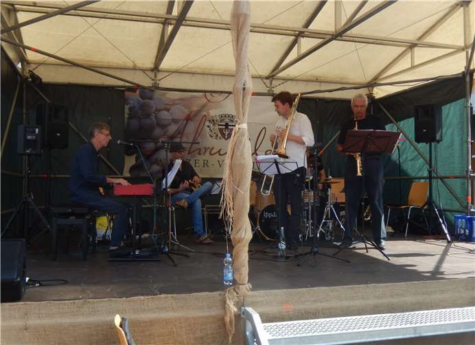 Wein, Musik und gute Laune  Mit den temporeichen Klängen der Gruppe IPP-Jazz ging das Hoffest zu Ende.