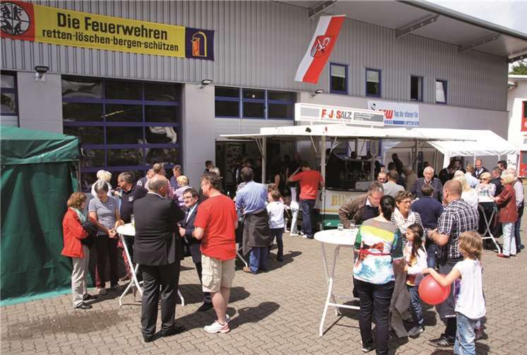 Mit den zahlreichen Besuchern kam auch die Sonne, und es wurde ein informativer und erlebnisreicher Nachmittag bei der Freiwilligen Feuerwehr in Vettelschoß. privat