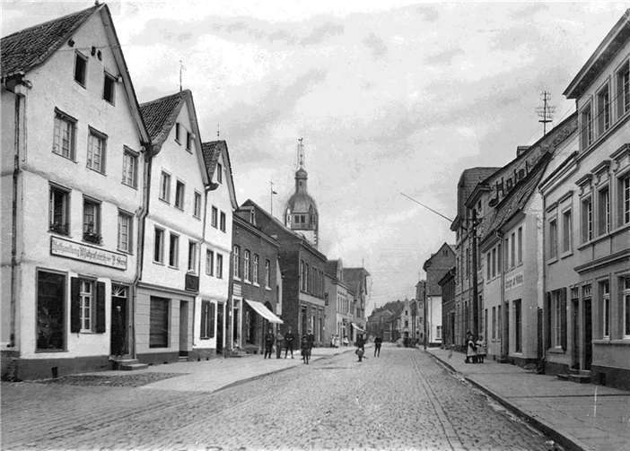 Mit der „Aachen-Frankfurter Heerstraße“ verlief eine zur damaligen Zeit bedeutende Fernhandelsverbindung durch die Stadt.